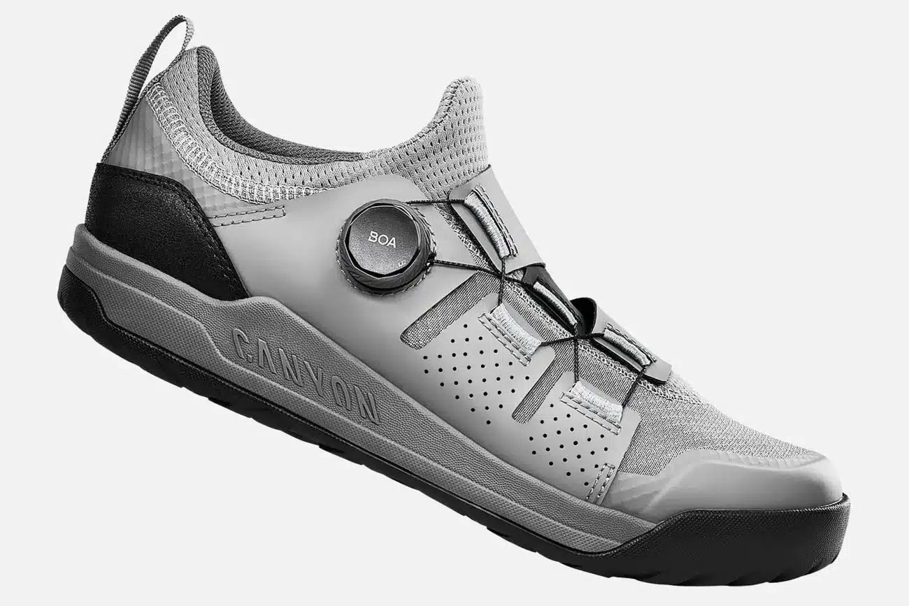 Grauer Canyon Scampr Trail Cycling Schuh mit Boa-Verschlusssystem, seitlich abgebildet.