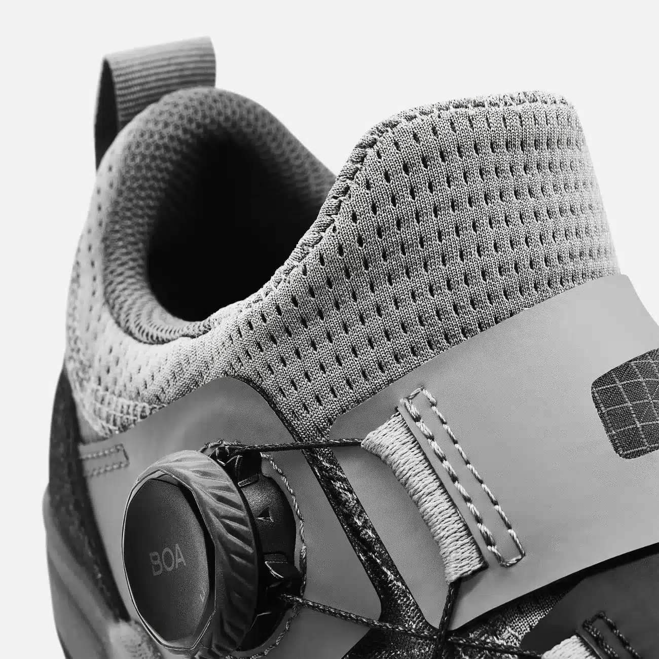 Nahaufnahme des oberen Teils eines schwarzen und grauen Canyon Scampr Trail Cycling Shoes, Fokus auf das BOA-Verschlusssystem.