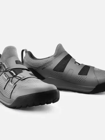 Ein Paar graue Canyon Scampr Trail Cycling Shoes mit Klickpedal-System, Ansicht von vorne links.