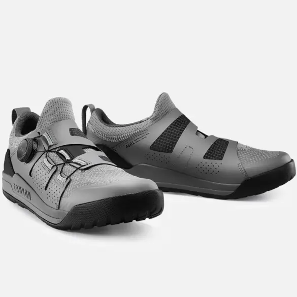 Ein Paar graue Canyon Scampr Trail Cycling Shoes mit Klickpedal-System, Ansicht von vorne links.