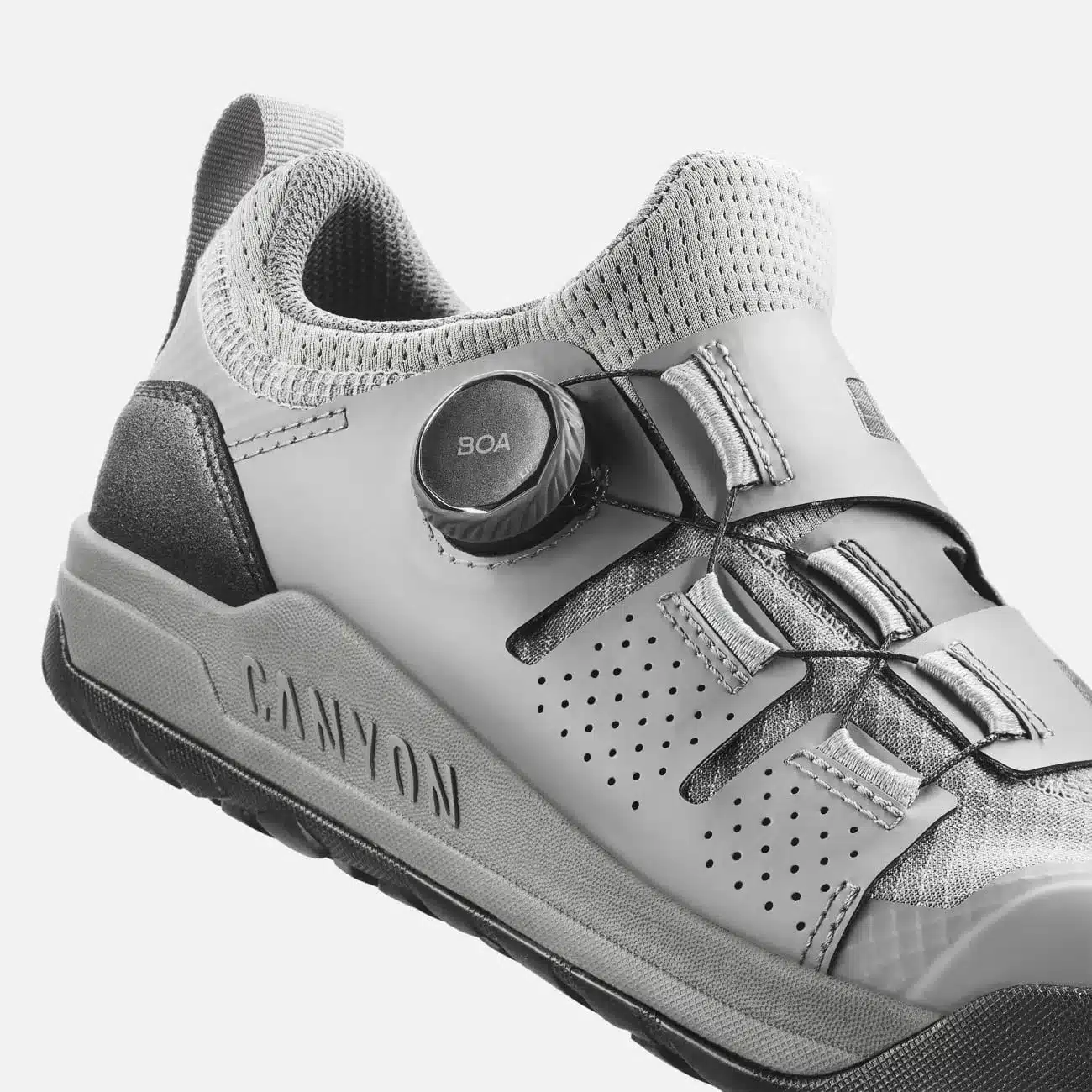 Detailansicht des Canyon Scampr Trail Cycling Schuhs in Grau mit Fokus auf das Boa-Verschlusssystem und den Markenschriftzug 'Canyon'.