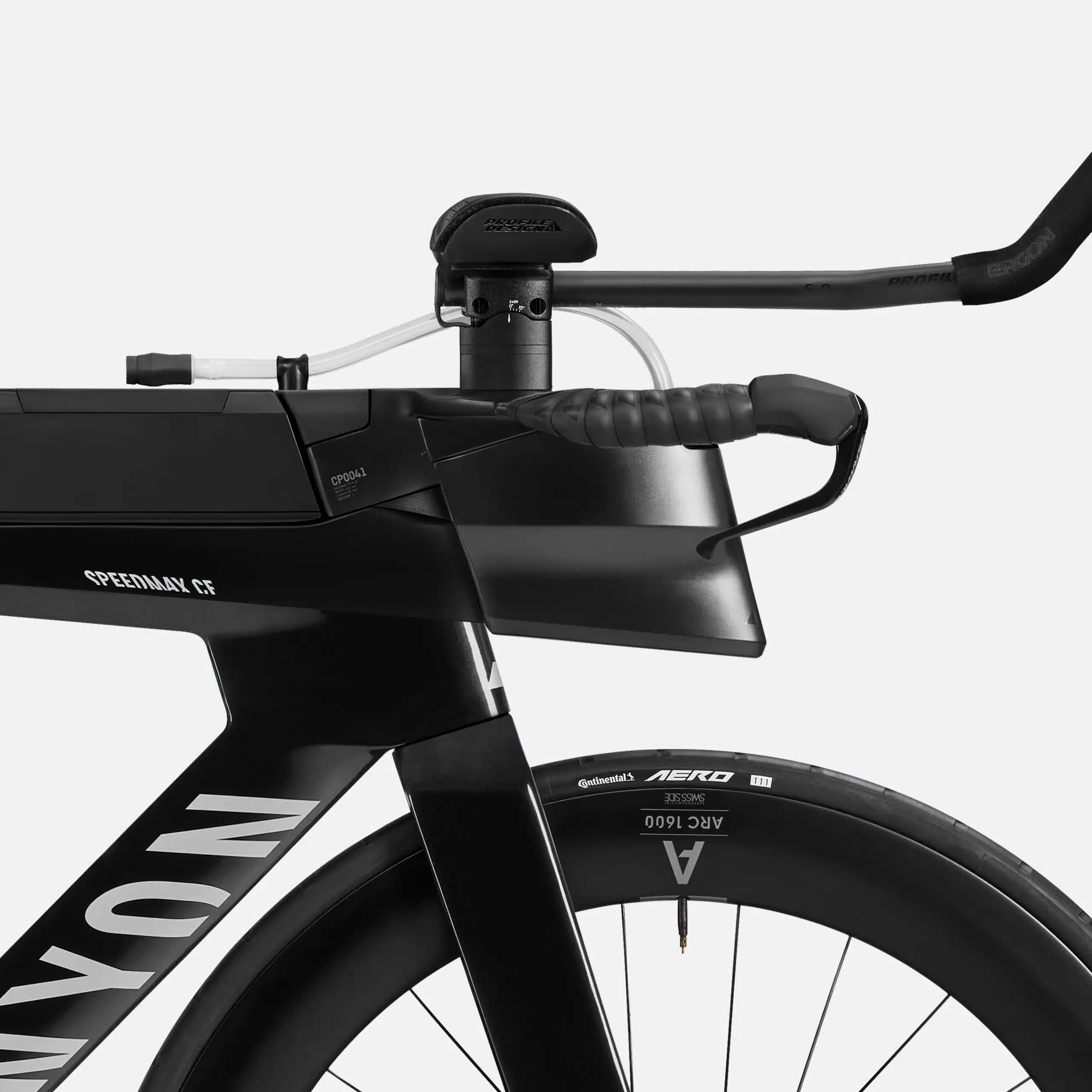 Detailaufnahme eines schwarzen Canyon Speedmax CF 7 Di2 Race Triathlonrads mit Fokus auf das aerodynamische Cockpit, das integrierte Hydrationssystem und das Vorderrad.