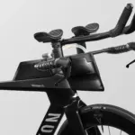 Nahaufnahme des schwarzen Canyon Speedmax CF 7 Di2 Race Triathlonrads, Fokus auf das aerodynamische Cockpit mit integrierter Trinkflasche, Lenkerhörnchen und elektronischen Schalthebeln.