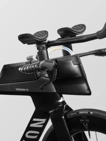 Nahaufnahme des schwarzen Canyon Speedmax CF 7 Di2 Race Triathlonrads, Fokus auf das aerodynamische Cockpit mit integrierter Trinkflasche, Lenkerhörnchen und elektronischen Schalthebeln.