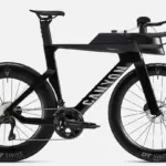 Canyon Speedmax CF 8 Di2 Race Triathlonrad in Schwarz mit aerodynamischem Carbonrahmen, tiefem Lenker und integriertem Trinksystem.
