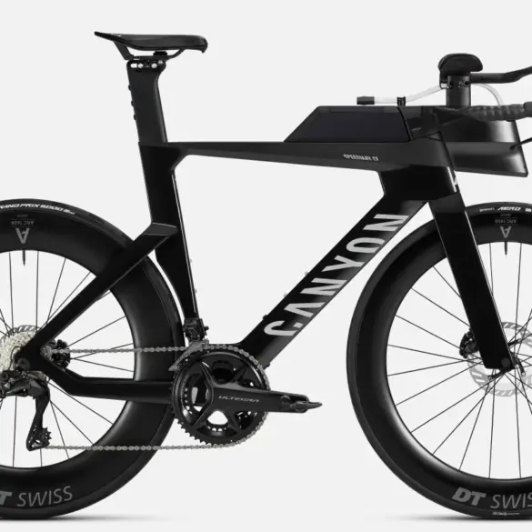 Canyon Speedmax CF 8 Di2 Race Triathlonrad in Schwarz mit aerodynamischem Carbonrahmen, tiefem Lenker und integriertem Trinksystem.