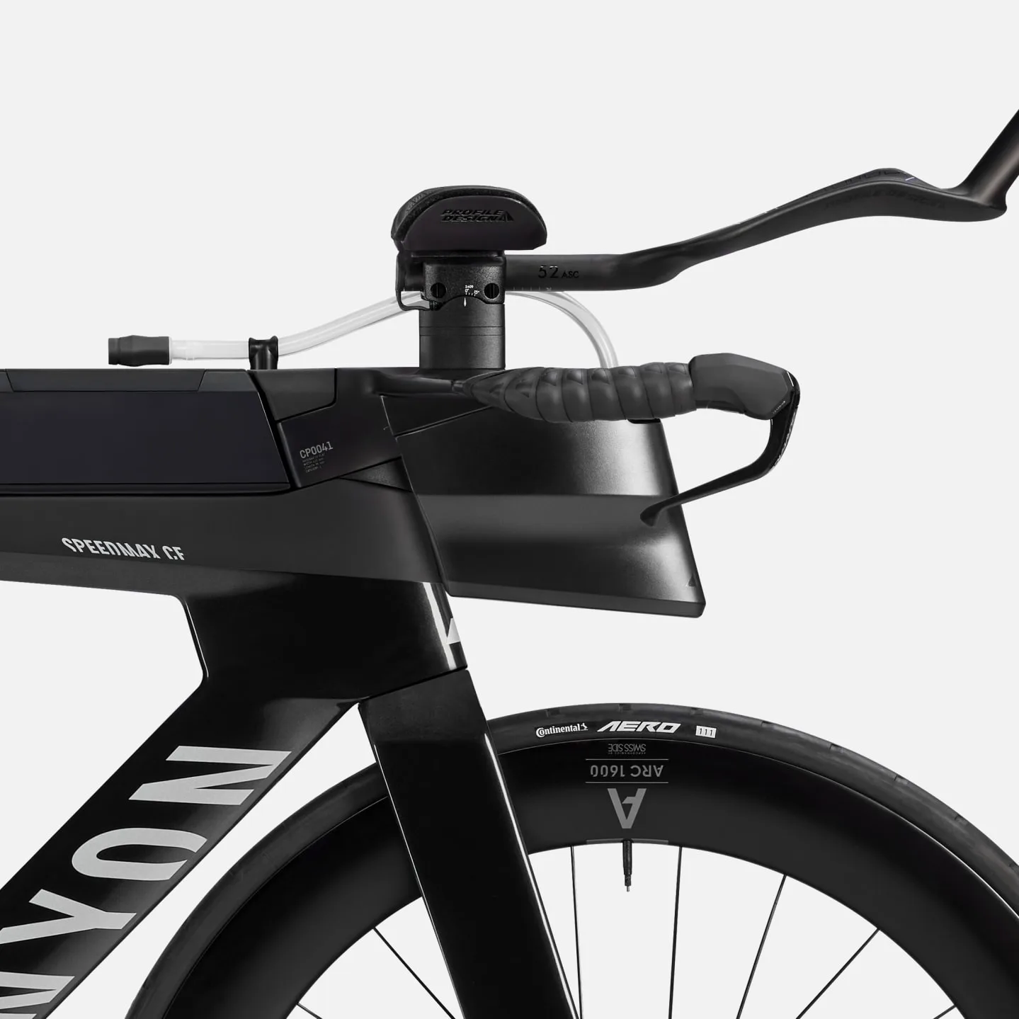 Nahaufnahme des Canyon Speedmax CF 8 Di2 Race Fahrradrahmens mit Fokus auf den Lenker, das integrierte Trinksystem und das Vorderrad.