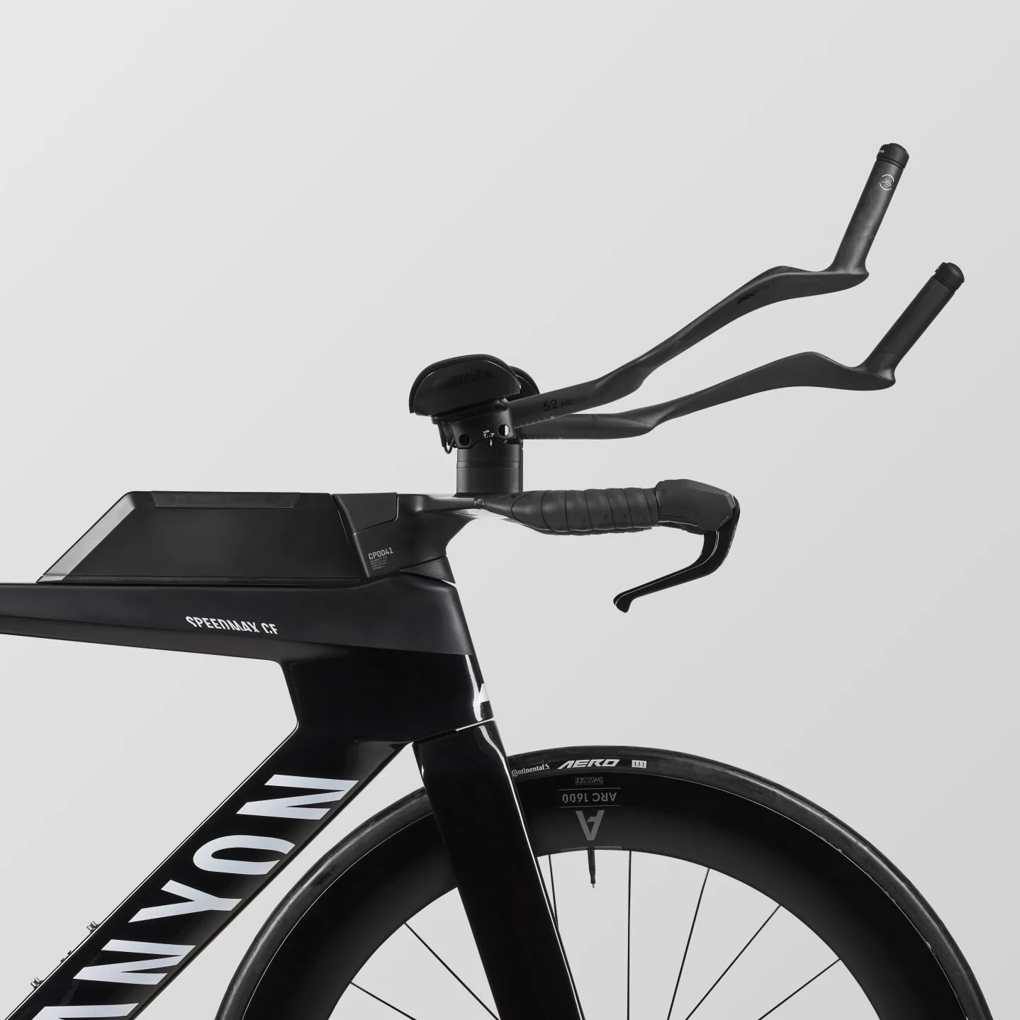Nahaufnahme des aerodynamischen Cockpits und des Vorderrads eines schwarzen Canyon Speedmax CF 8 Di2 Race Triathlonrads.