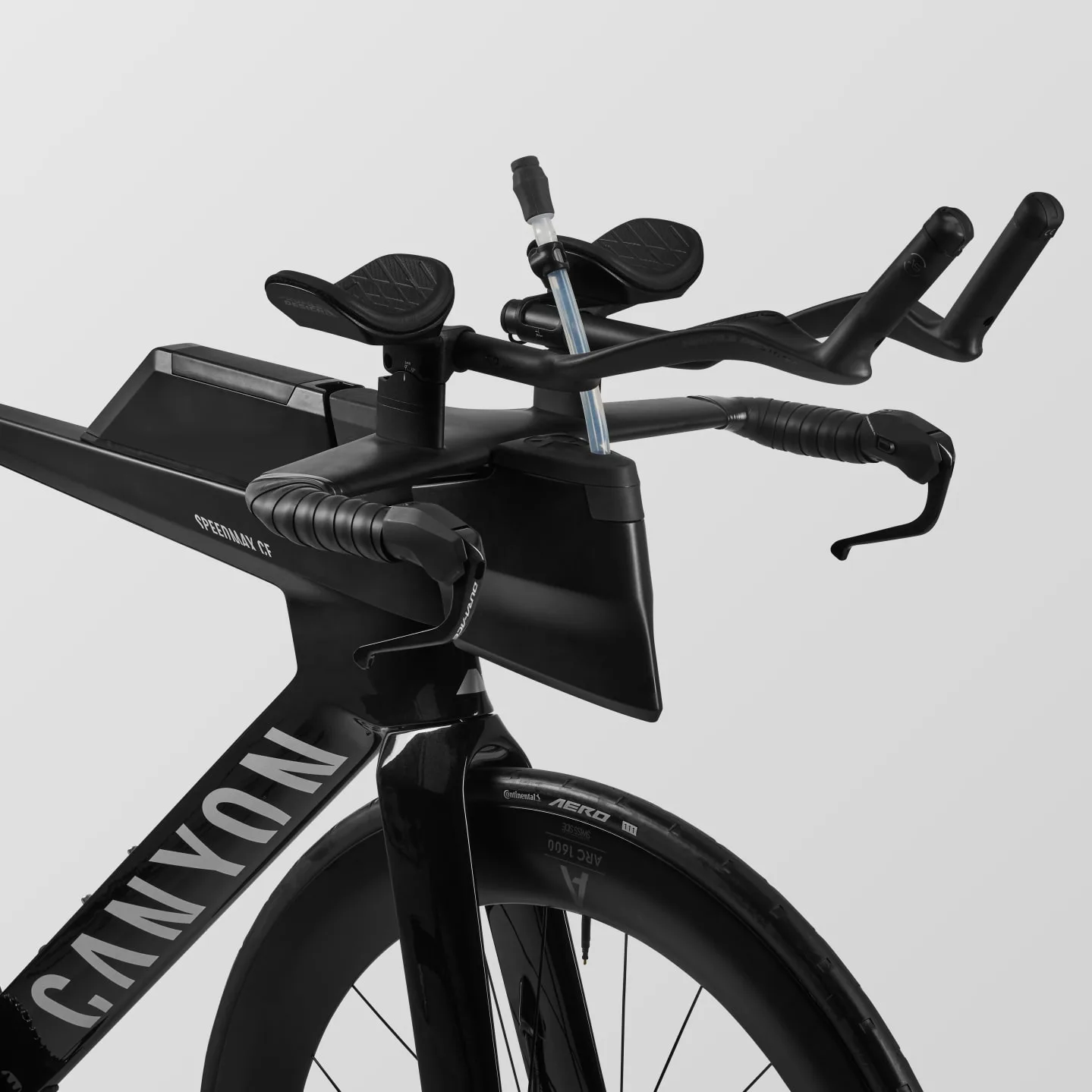 Aerodynamisches Cockpit eines Canyon Speedmax CF 8 Di2 Race Triathlonrads mit integriertem Trinksystem.