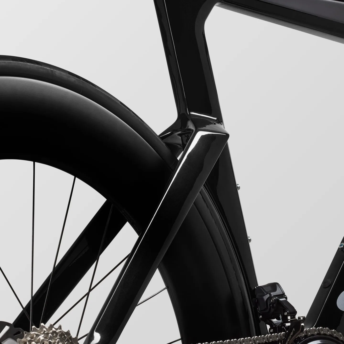 Detailansicht des Canyon Speedmax CF 8 Di2 Race mit Fokus auf den Carbonhinterbau, das Hinterrad mit Kassette und den Schaltwerksmechanismus.