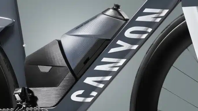 Nahaufnahme des aerodynamischen Trinkflaschenhalters und einer Trinkflasche am Unterrohr des Canyon Speedmax CF 8 Di2 Race Fahrradrahmens mit dem