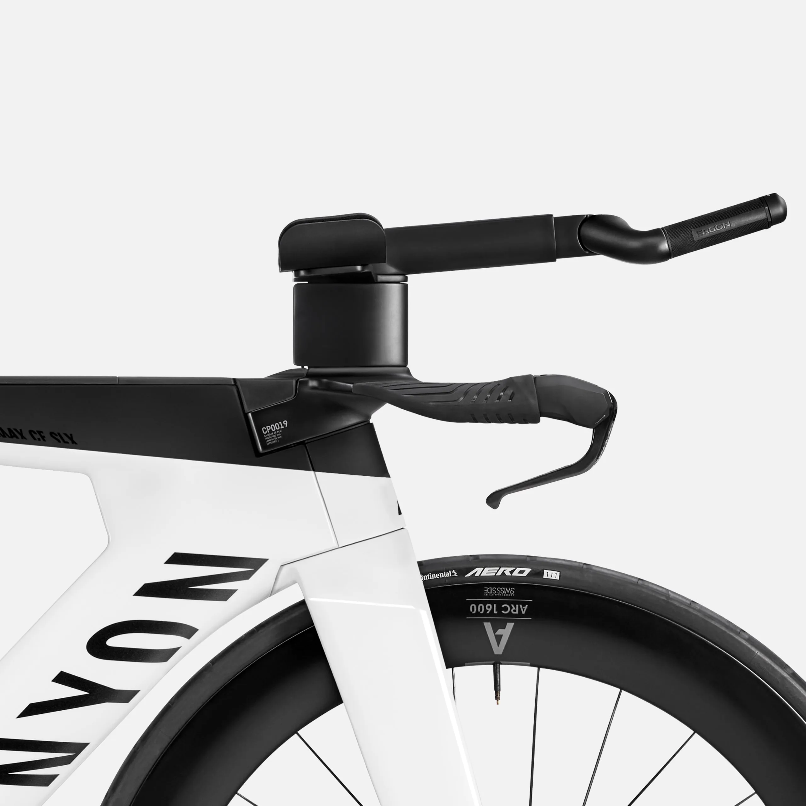 Detailansicht des aerodynamischen Lenkers und des Vorderrads eines Canyon Speedmax CF SLX 7 Di2 Triathlonrads.