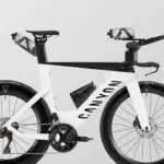 Seitenansicht eines weißen Canyon Speedmax CF SLX 7 Di2 Triathlonrads mit integrierten Trinkflaschen und Aero-Aufsätzen.
