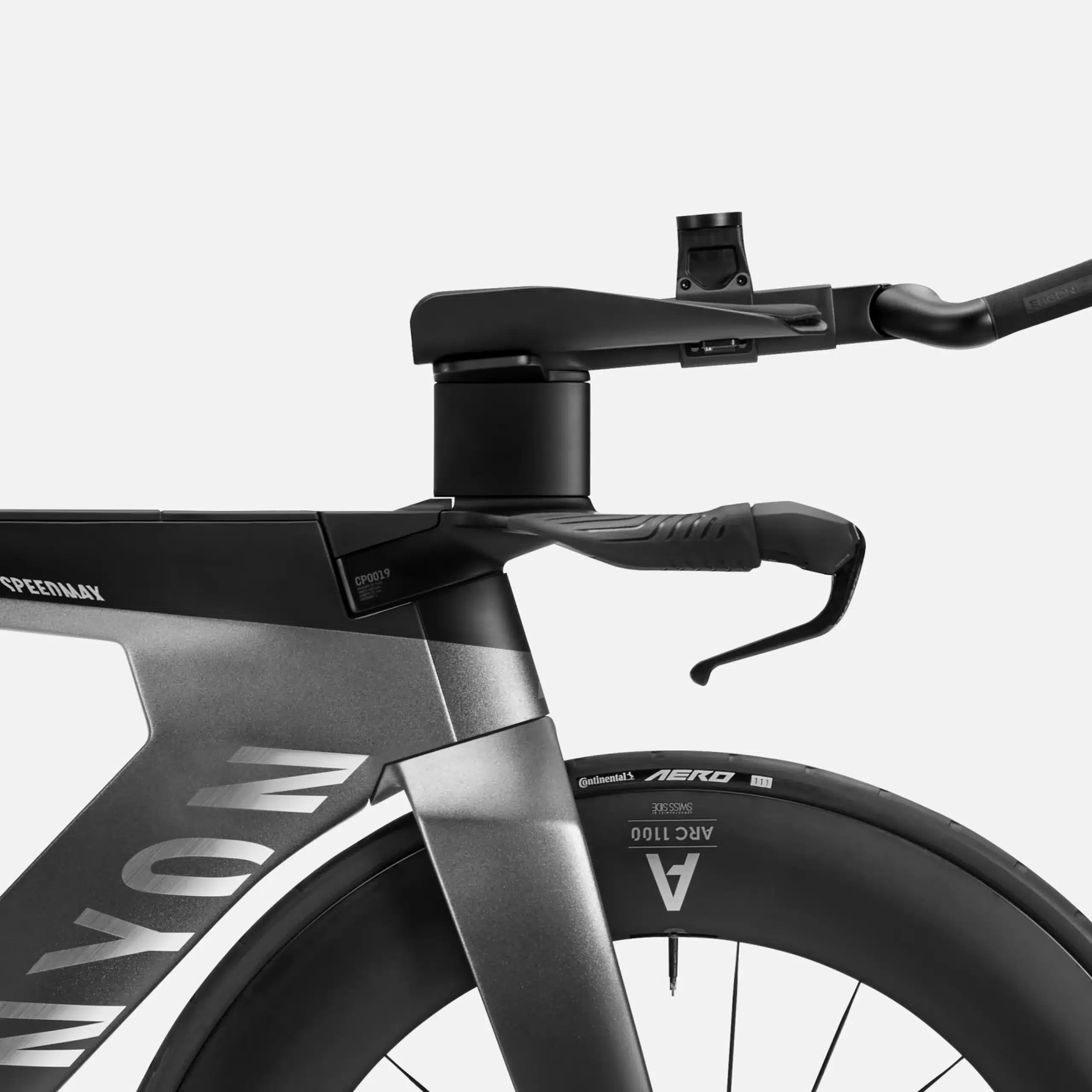 Nahaufnahme des aerodynamischen Cockpits und des Vorderrads eines Canyon Speedmax CFR Di2 Triathlonrads, Fokus auf den Lenker und das Laufrad.