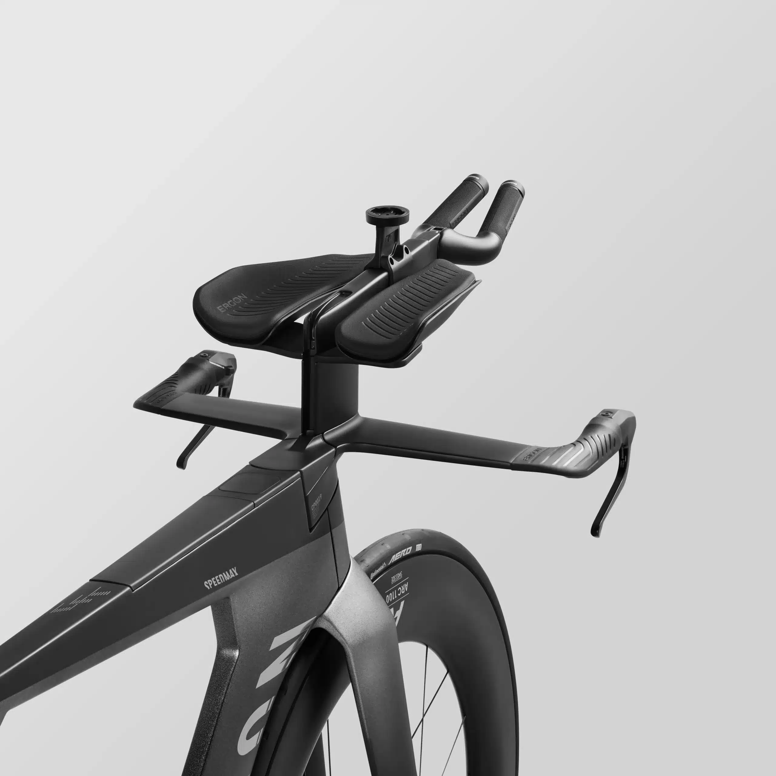 Nahaufnahme des aerodynamischen Lenkers und der Aero-Aufsätze eines schwarzen Canyon Speedmax CFR Di2 Triathlonrads mit DT Swiss ARC 1100 Laufrad.