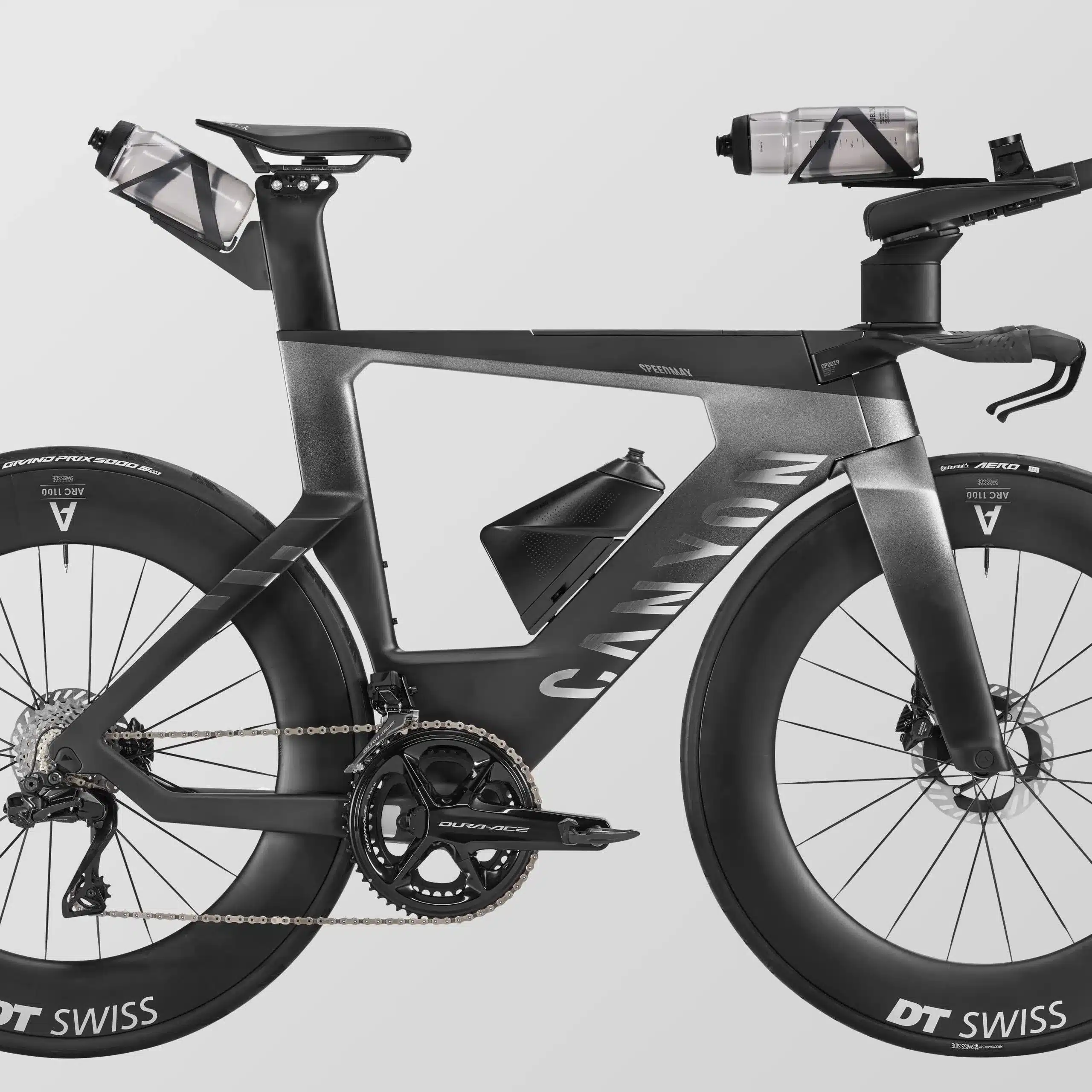 Canyon Speedmax CFR Di2, ein aerodynamisches Triathlonrad mit integriertem Trinksystem und Cockpit.