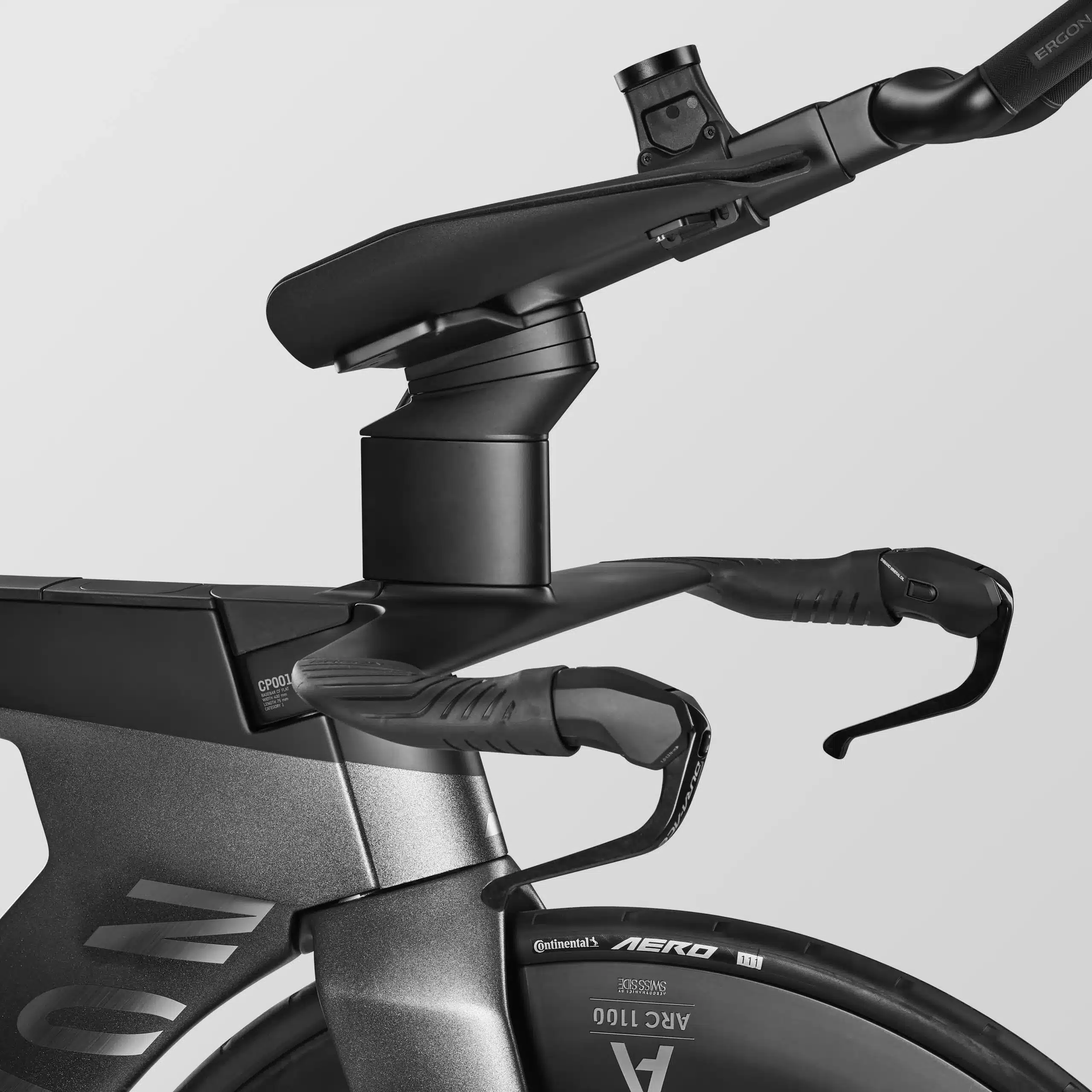 Detailansicht des Lenkers und der Bremshebel eines Canyon Speedmax CFR Di2 Triathlonrads