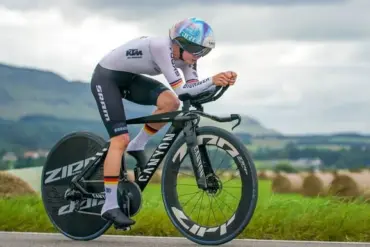 Radsportlerin fährt Canyon Speedmax CFR TT Zeitfahrrad