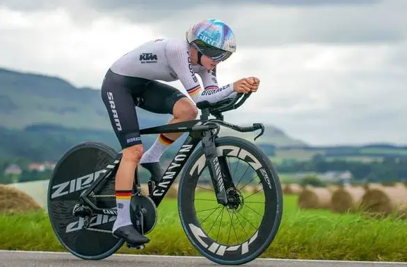 Radsportlerin fährt Canyon Speedmax CFR TT Zeitfahrrad