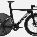 Das Canyon Speedmax CFR TT ist ein schwarzes, aerodynamisches Zeitfahrrad mit Carbonrahmen, DT Swiss Laufrädern und Shimano Dura-Ace Di2 Schaltung.
