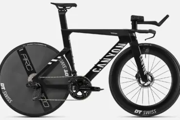 Das Canyon Speedmax CFR TT ist ein schwarzes, aerodynamisches Zeitfahrrad mit Carbonrahmen, DT Swiss Laufrädern und Shimano Dura-Ace Di2 Schaltung.