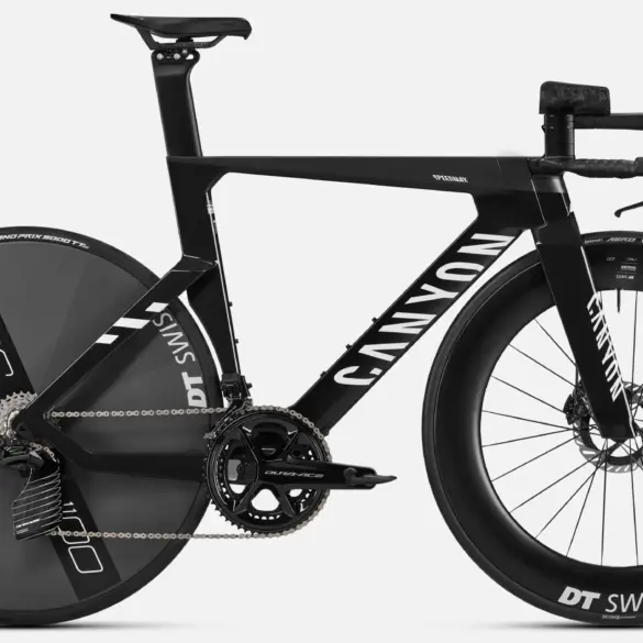 Das Canyon Speedmax CFR TT ist ein schwarzes, aerodynamisches Zeitfahrrad mit Carbonrahmen, DT Swiss Laufrädern und Shimano Dura-Ace Di2 Schaltung.