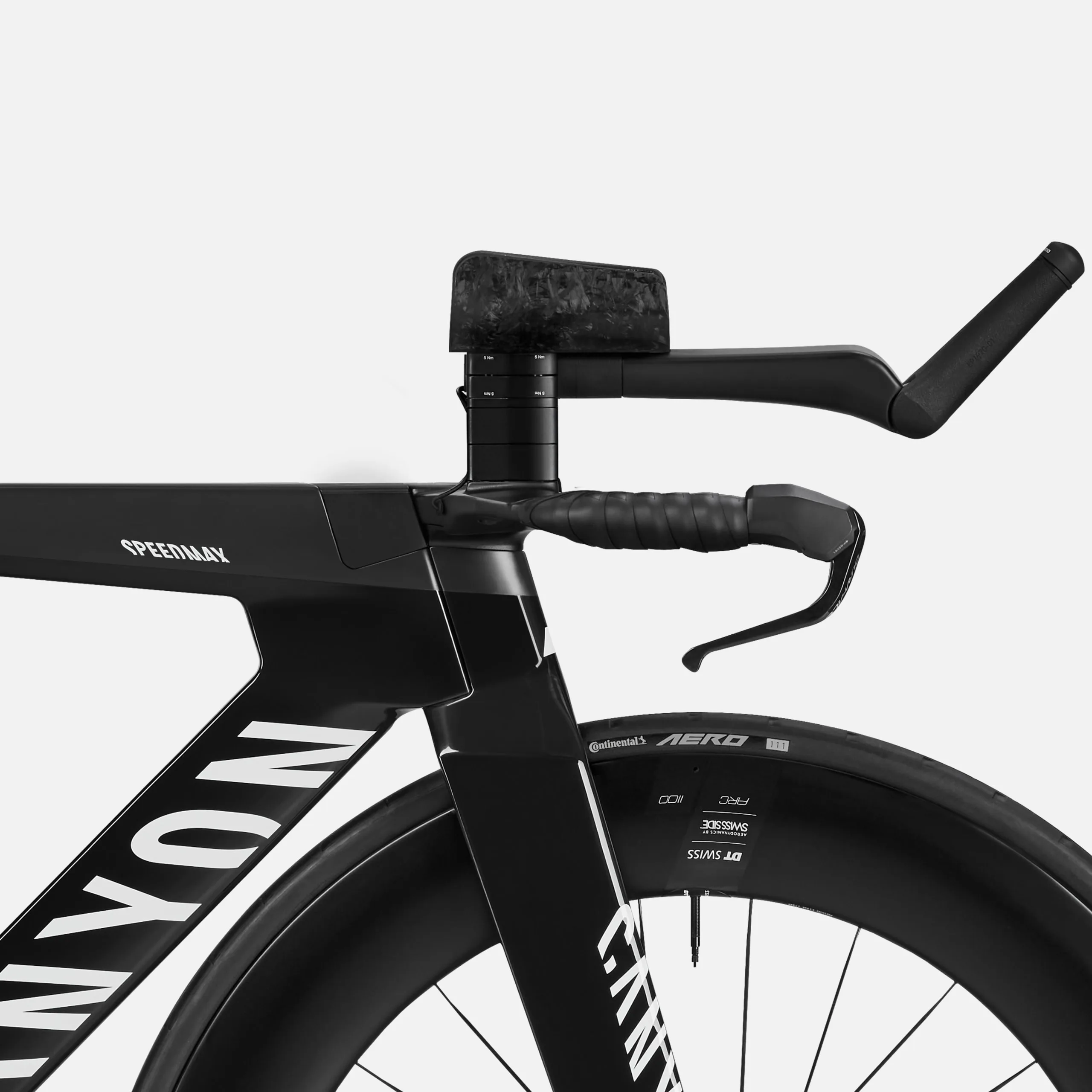 Detailaufnahme eines Canyon Speedmax CFR TT Zeitfahrrads, Fokus auf Lenker, Vorbau und Vorderrad mit Continental Aero Reifen.