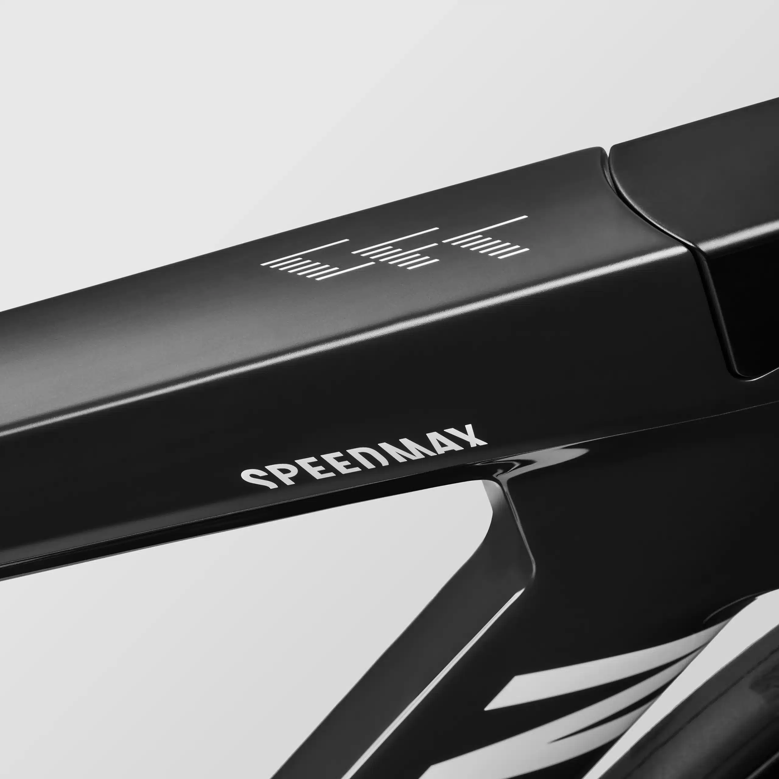 Nahaufnahme des schwarzen Carbonrahmens eines Canyon Speedmax CFR TT Zeitfahrrads mit weißen Akzenten und Schriftzügen.