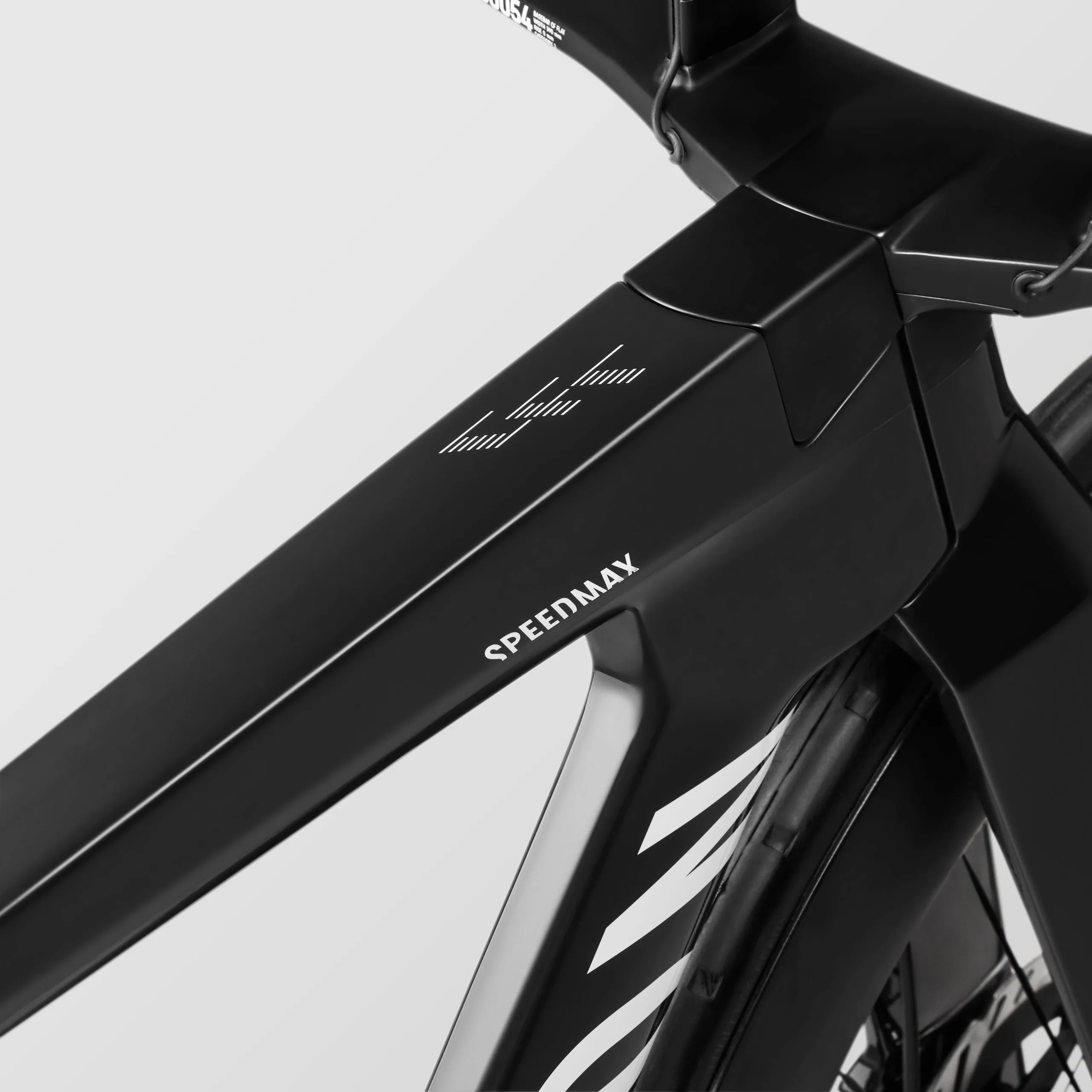 Detailaufnahme des schwarzen Carbon-Rahmens eines Canyon Speedmax CFR TT Zeitfahrrads mit weißem Schriftzug