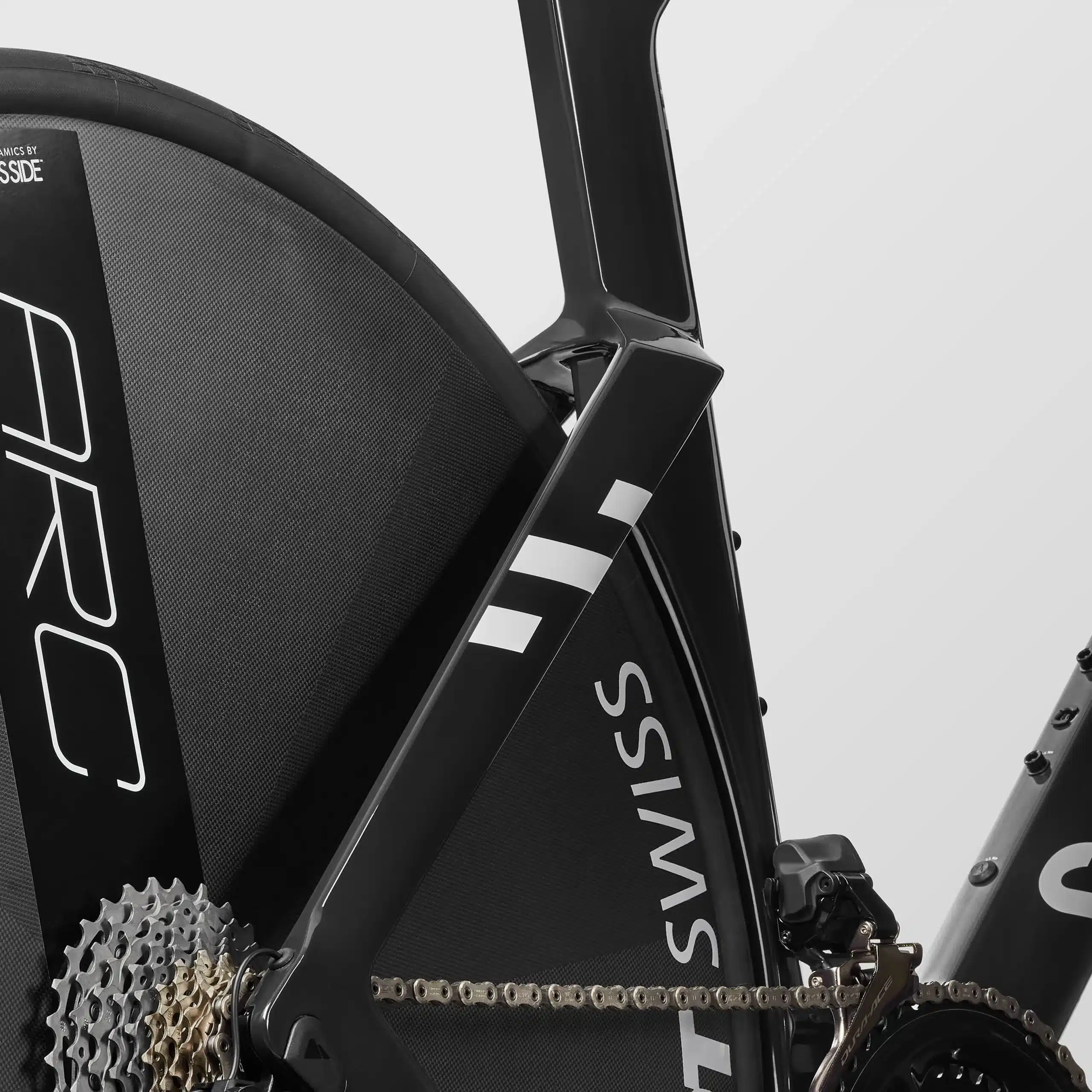 Detaillierte Ansicht des Carbon-Zeitrads Canyon Speedmax CFR TT mit Fokus auf den Hinterbau, die Kassette und die Kette. Das Rad ist in Pro Black gehalten.