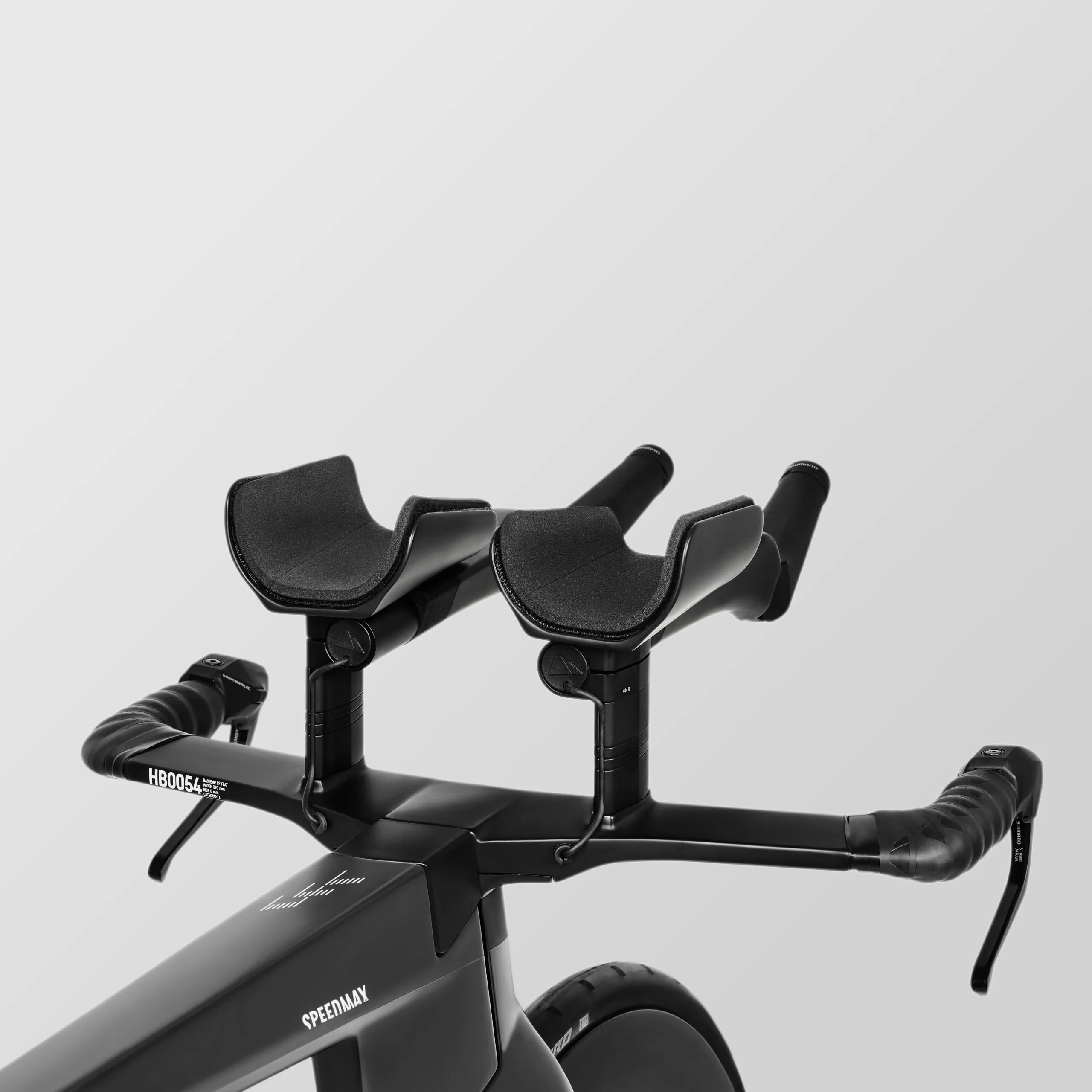 Nahaufnahme des aerodynamischen Cockpits eines Canyon Speedmax CFR TT Zeitfahrrads, inklusive Lenker, Bremshebel und Auflieger.