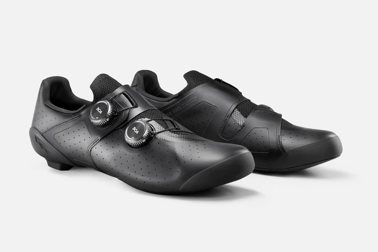 Schwarze Canyon Tempr CFR Rennradschuhe mit BOA-Verschlüssen und Lochmuster für Belüftung.