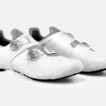 Paar weiße Canyon Tempr CFR Rennradschuhe mit silbernen BOA-Drehverschlüssen und grauem Mesh-Einsatz, aus verschiedenen Blickwinkeln aufgenommen.