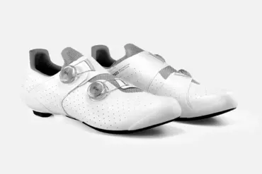 Paar weiße Canyon Tempr CFR Rennradschuhe mit silbernen BOA-Drehverschlüssen und grauem Mesh-Einsatz, aus verschiedenen Blickwinkeln aufgenommen.