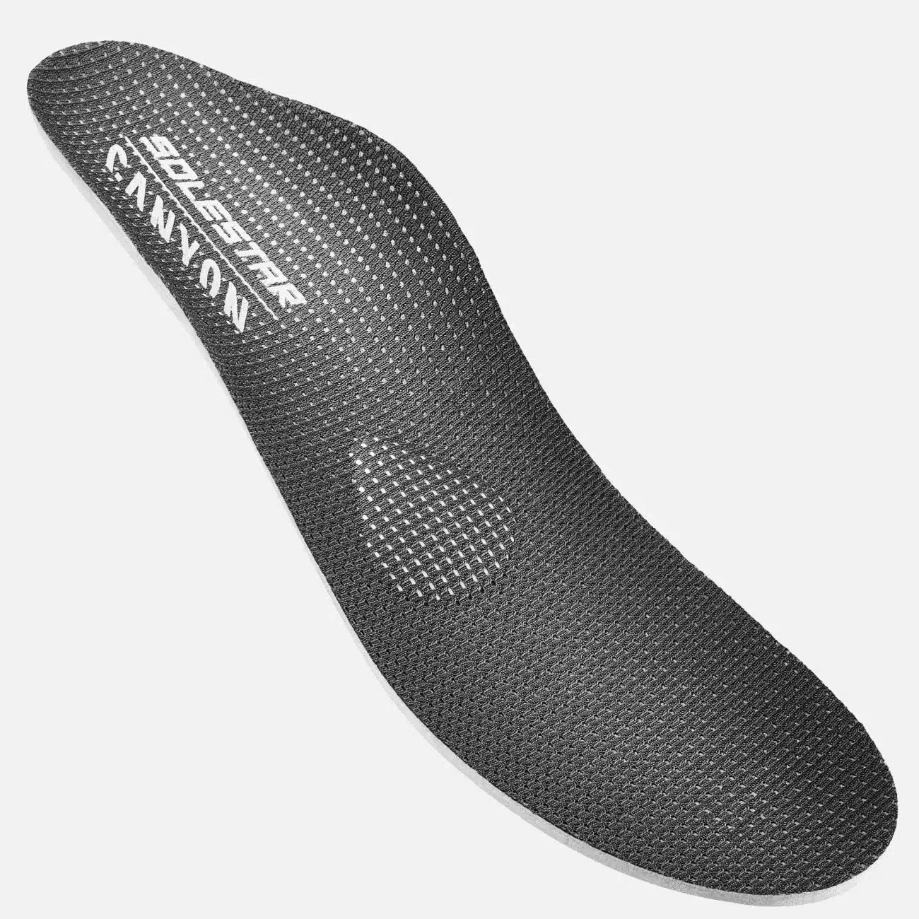 Detailaufnahme einer Canyon Solestar Einlegesohle mit perforierter Oberfläche und aufgedruckten Logos.