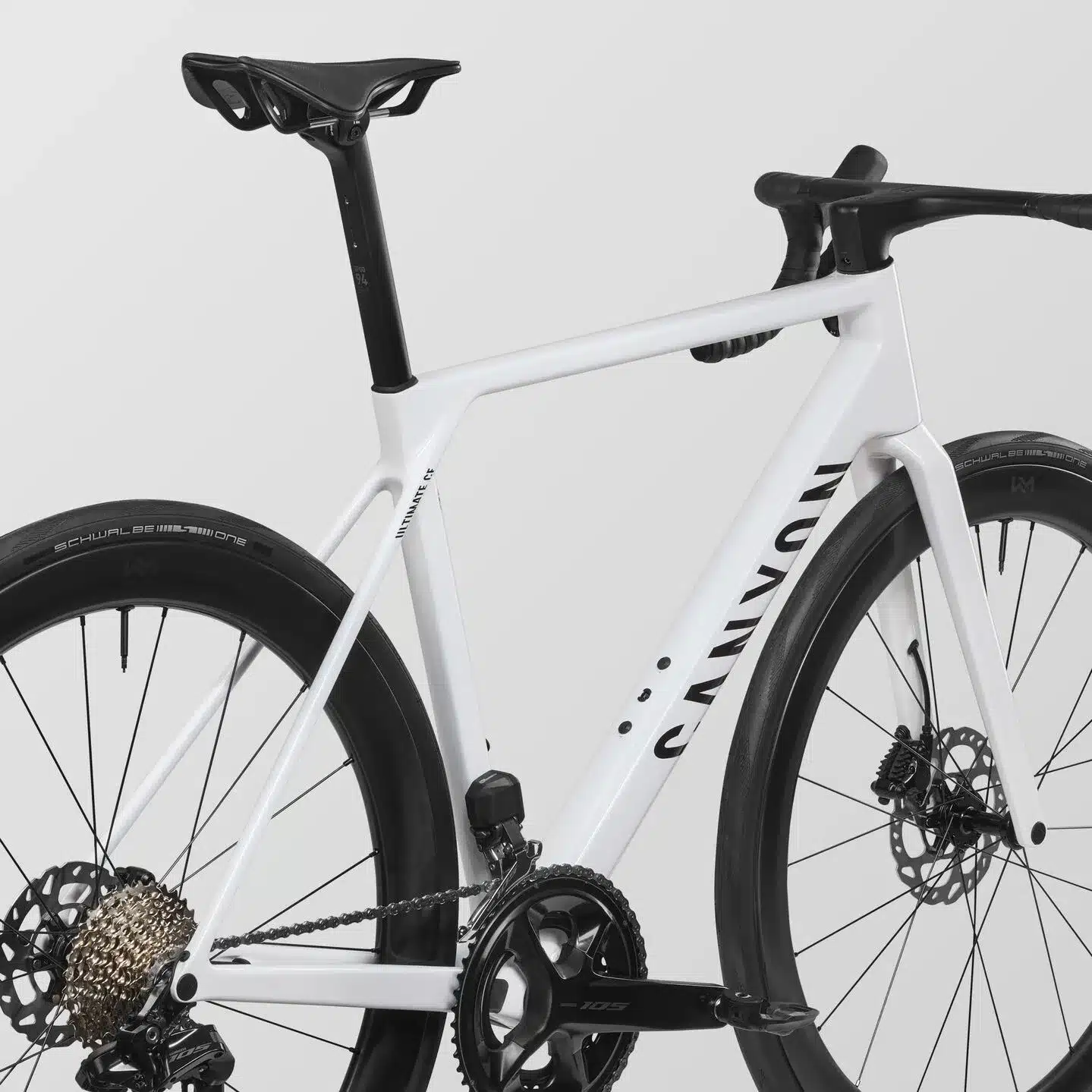 Weißes Canyon Ultimate CF 7 Di2 Rennrad mit Carbonrahmen, Shimano 105 Di2 Schaltung und 50mm Carbonlaufrädern, im Seitenprofil.