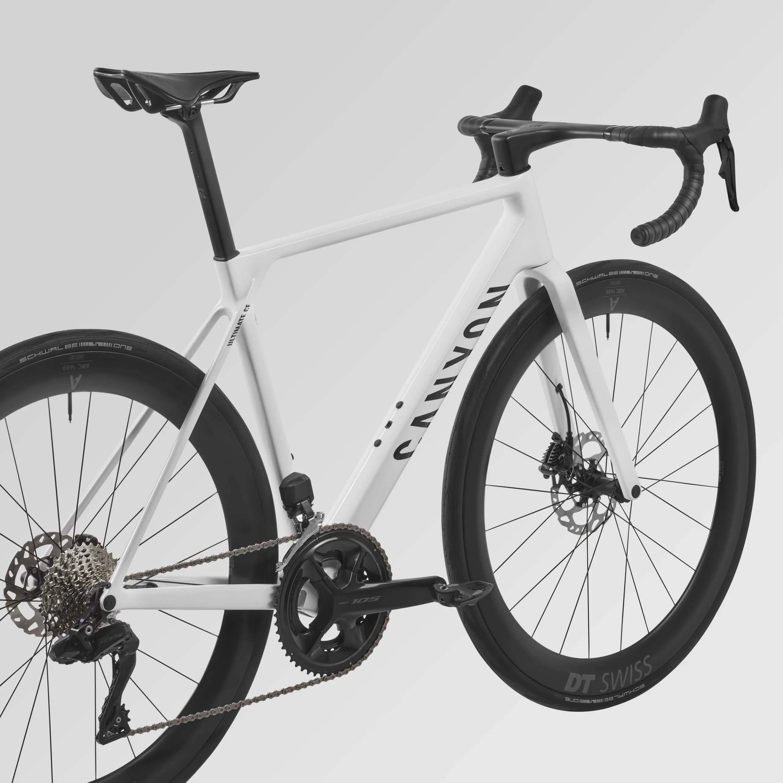 Sportliches weißes Canyon Ultimate CF 7 Di2 Aero Rennrad mit schwarzen Akzenten, Carbonfelgen und elektronischer Shimano Schaltung.