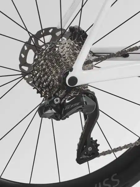 Detailbild des Schaltwerks und der Kassette eines Canyon Ultimate CF 7 Di2 Aero Rennrads mit Shimano 105 Di2 Komponenten.