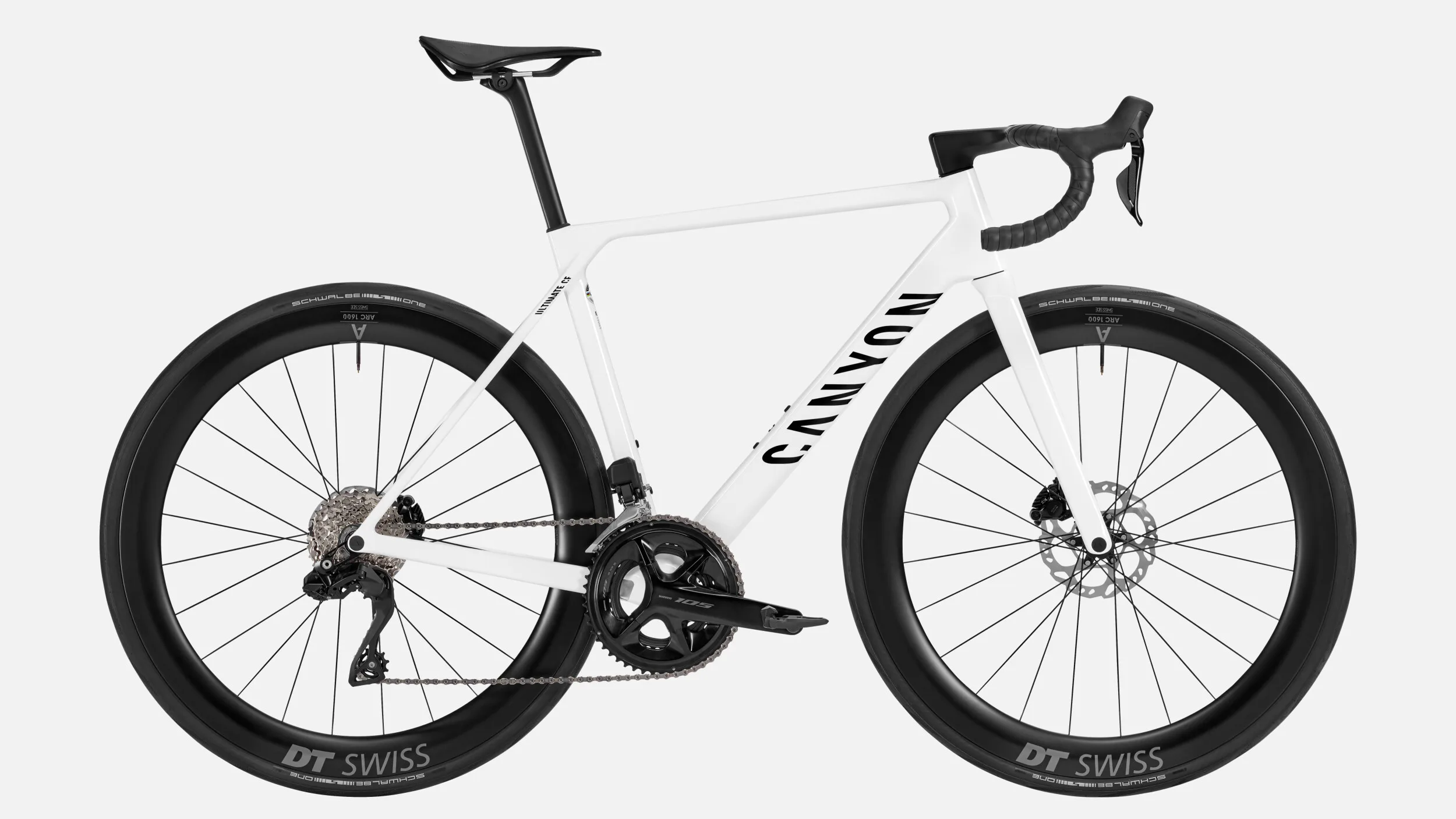 Seitenansicht eines weißen Canyon Ultimate CF 7 Di2 AERO Rennrads mit schwarzen DT Swiss Laufrädern und Shimano 105 Di2 Schaltgruppe.