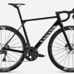 Seitenansicht eines schwarzen Canyon Ultimate CF SLX 8 Di2 Rennrads mit DT Swiss Carbon-Laufrädern und Shimano Ultegra Di2 Schaltung auf grauem Hintergrund.