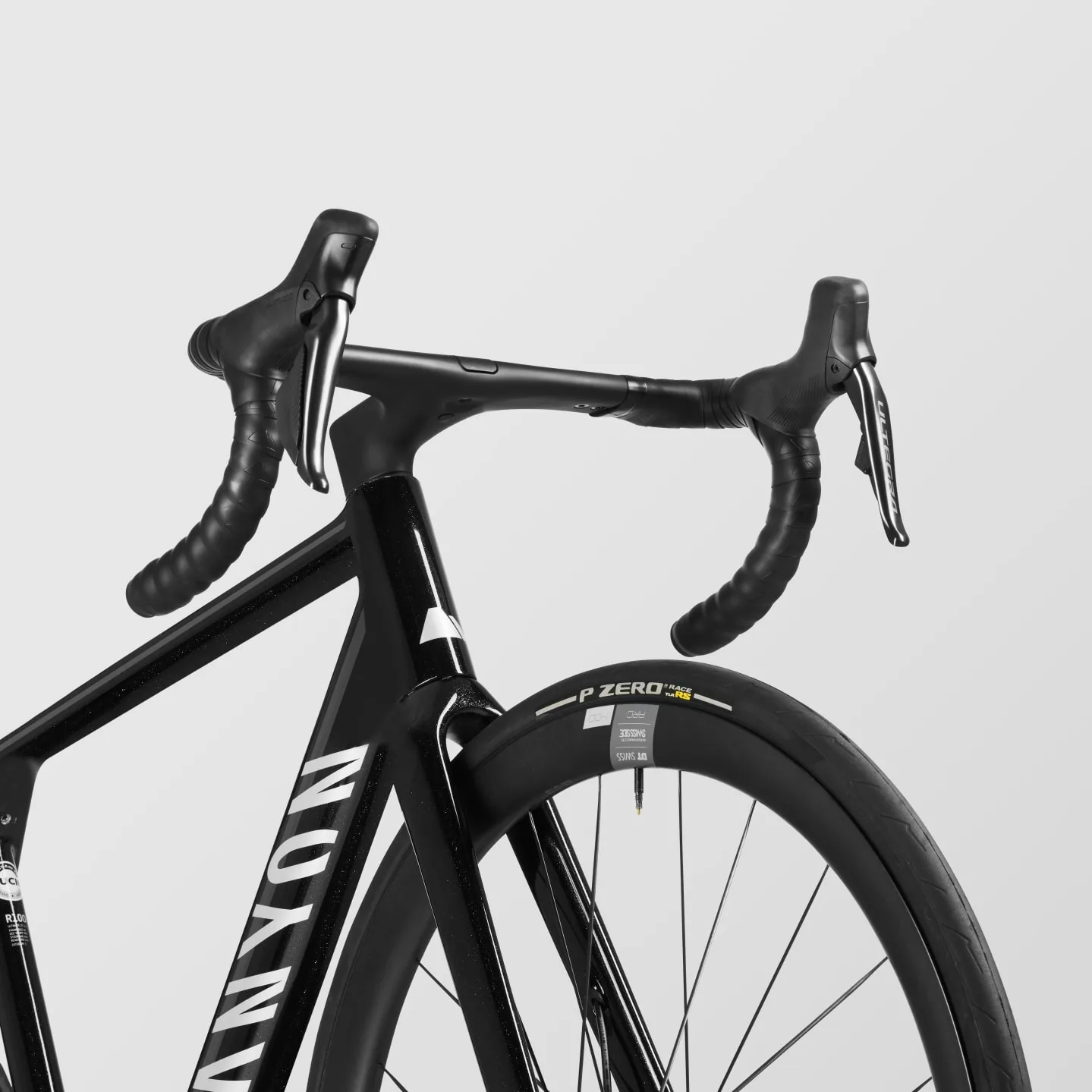 Vorderansicht eines schwarzen Canyon Ultimate CF SLX 8 Di2 Rennrads mit Fokus auf Lenker und Laufrad.