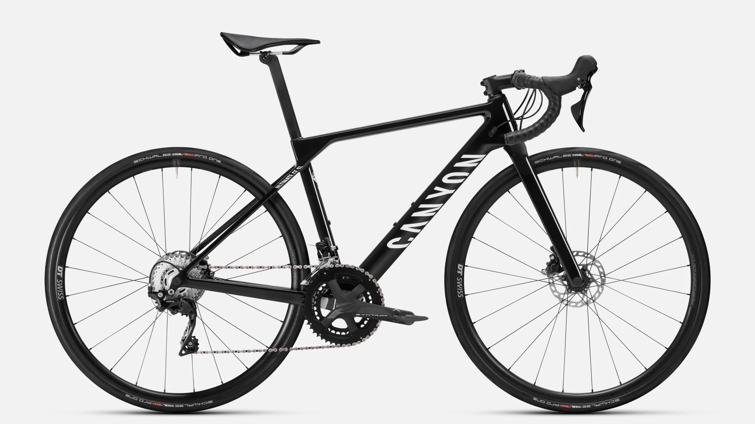 Schwarz lackiertes Canyon Ultimate CF Young Hero Rennrad mit weißer Canyon-Aufschrift, Fokus auf den Rahmen und die Komponenten. Geschlossene weiße Hintergrund.