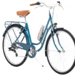 Seitenansicht eines blauen Capri Berlin Electric 3 E-Bikes mit braunem Sattel und Griffen, montierter Wasserflasche und Gepäckträger.