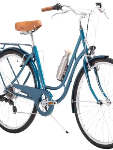 Seitenansicht eines blauen Capri Berlin Electric 3 E-Bikes mit braunem Sattel und Griffen, montierter Wasserflasche und Gepäckträger.