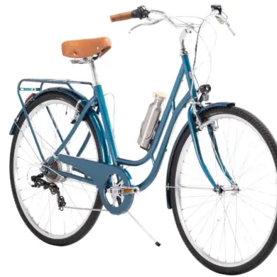 Seitenansicht eines blauen Capri Berlin Electric 3 E-Bikes mit braunem Sattel und Griffen, montierter Wasserflasche und Gepäckträger.