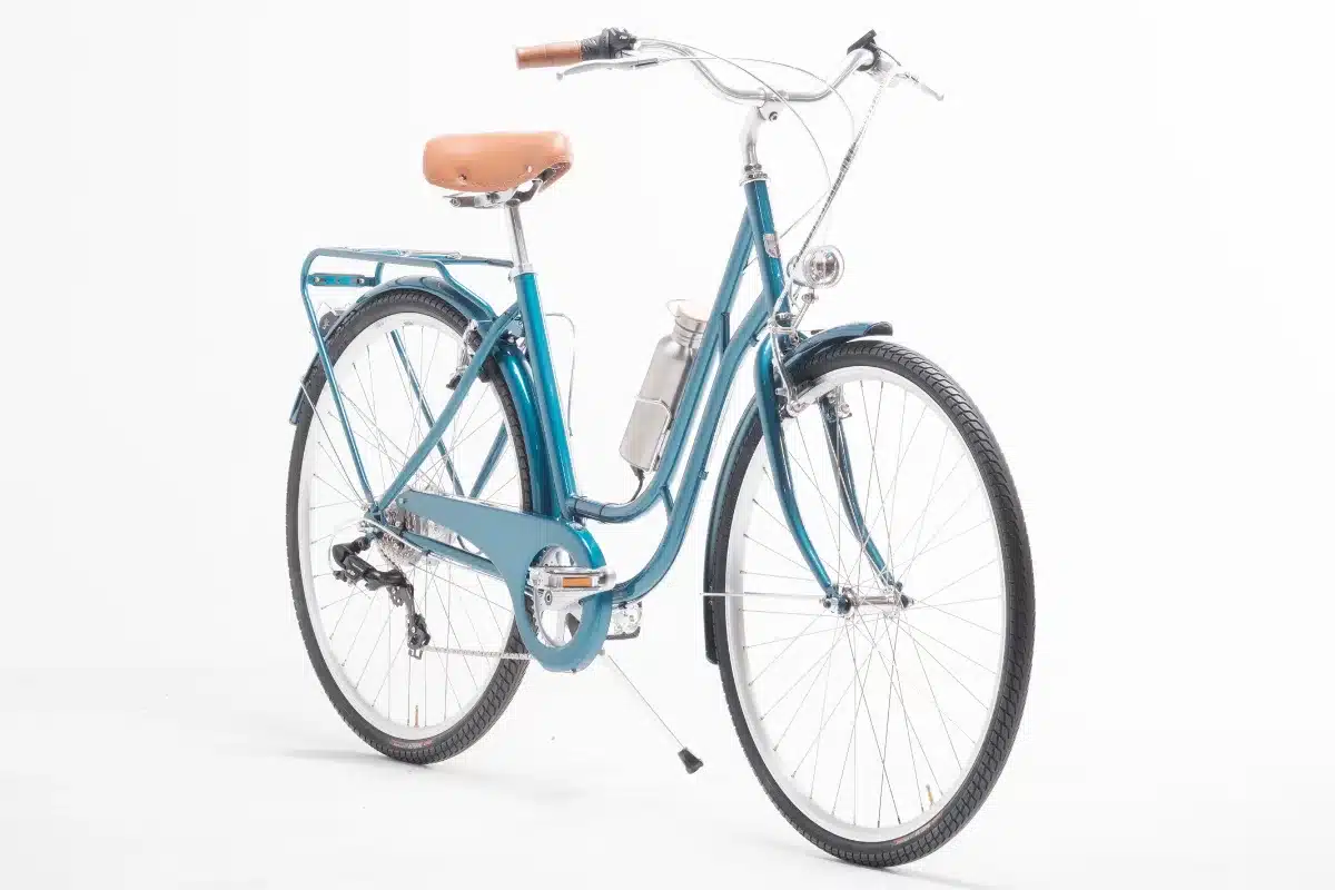 Petrolfarbenes Capri Berlin Electric 3 E-Bike mit integriertem Flaschenakku und Gepäckträger, frontal aufgenommen.