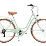 Ein mintgrünes Damenrad der Marke Capri Berlin mit braunem Sattel, braunen Griffen, Gepäckträger und braunen Reifen, isoliert auf weißem Hintergrund.