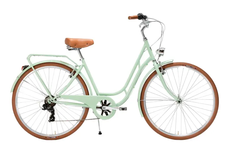 Ein mintgrünes Damenrad der Marke Capri Berlin mit braunem Sattel, braunen Griffen, Gepäckträger und braunen Reifen, isoliert auf weißem Hintergrund.