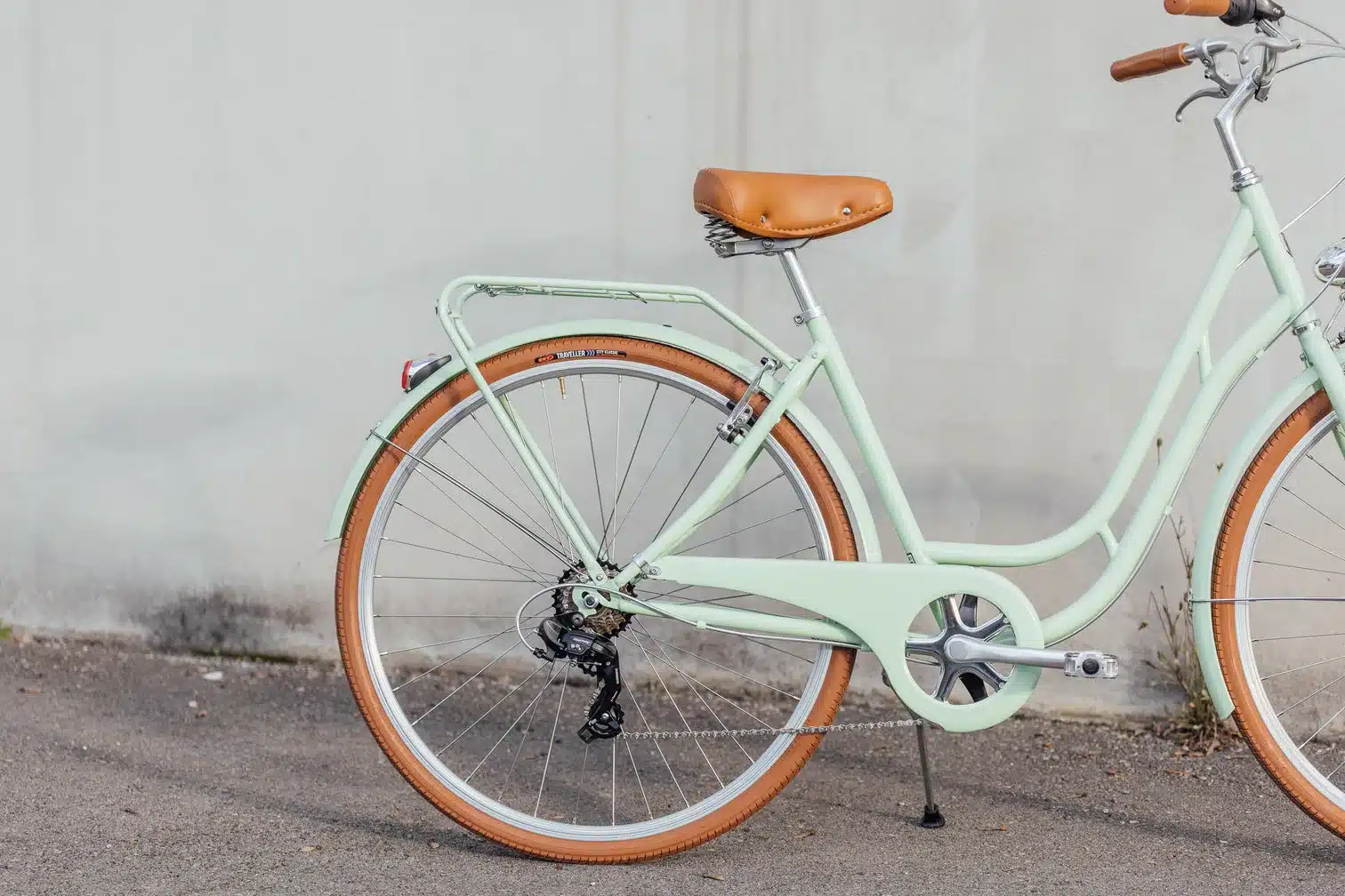 Mintgrünes Capri Berlin Damenrad mit braunem Sattel, Gängen und Gepäckträger im Detail.