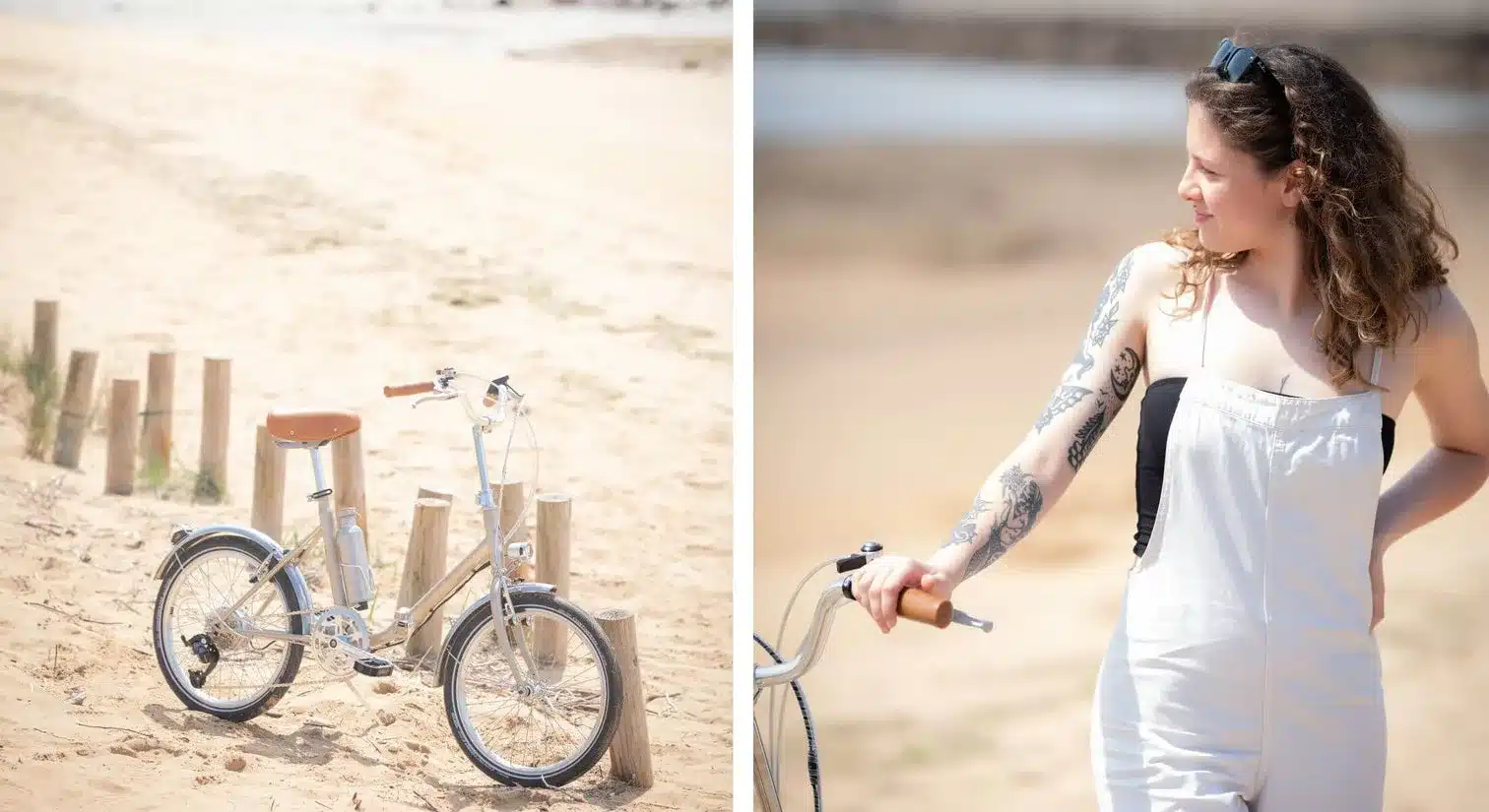 Ein silbernes Capri Electric Vita Faltrad mit braunem Sattel und braunen Griffen steht auf sandigem Untergrund an einem Strand. Im Hintergrund sind Holzpfähle und das Meer zu sehen.